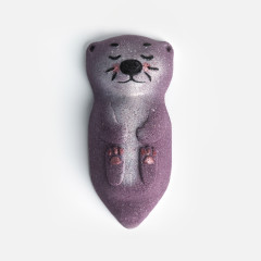 [2Alpacas] Бомбочка для ванны "Otterbomb" выдра фиолетовая, 195 гр.